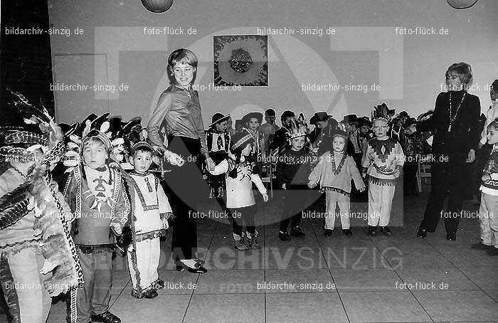 1971/1970 Karneval im Kath. Kindergarten St. Peter Sinzig: KRKTKNSTPTSN-015583