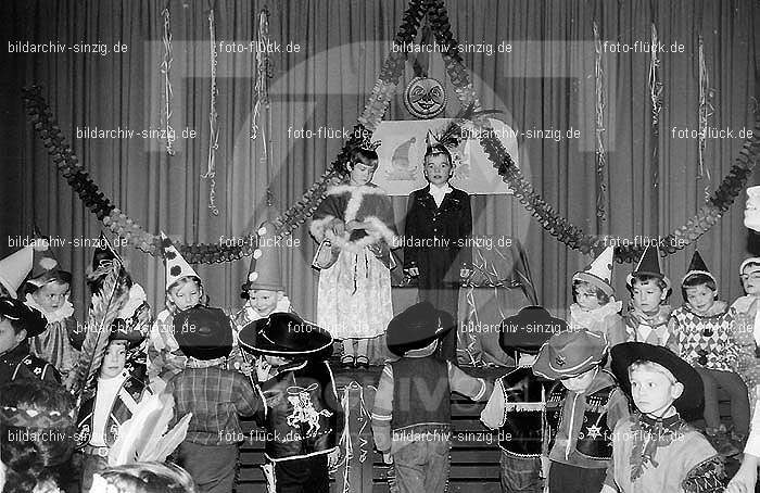 1971/1970 Karneval im Kath. Kindergarten St. Peter Sinzig: KRKTKNSTPTSN-015584