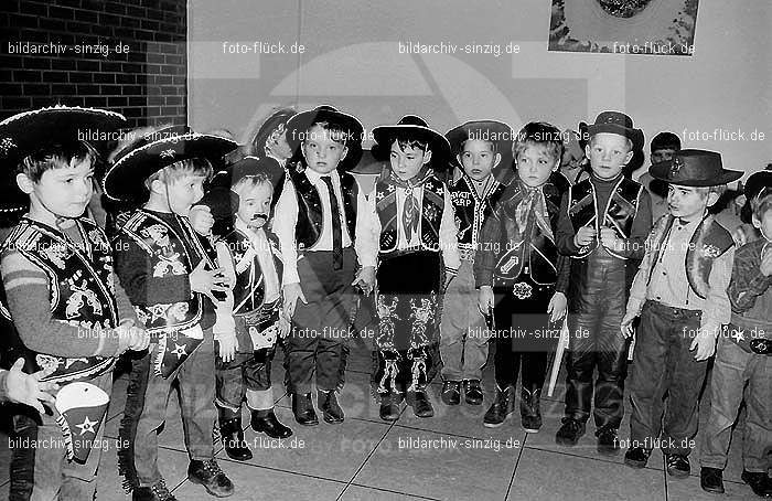 1971/1970 Karneval im Kath. Kindergarten St. Peter Sinzig: KRKTKNSTPTSN-015585