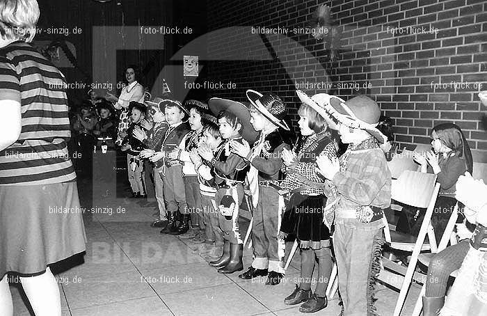 1971/1970 Karneval im Kath. Kindergarten St. Peter Sinzig: KRKTKNSTPTSN-015586