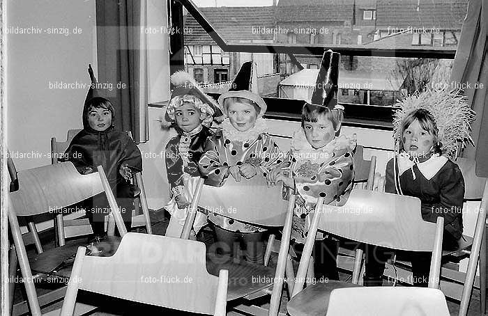 1971/1970 Karneval im Kath. Kindergarten St. Peter Sinzig: KRKTKNSTPTSN-015587