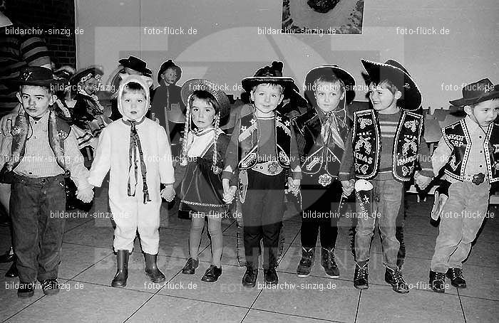 1971/1970 Karneval im Kath. Kindergarten St. Peter Sinzig: KRKTKNSTPTSN-015588