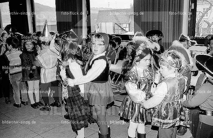 1971/1970 Karneval im Kath. Kindergarten St. Peter Sinzig: KRKTKNSTPTSN-015589