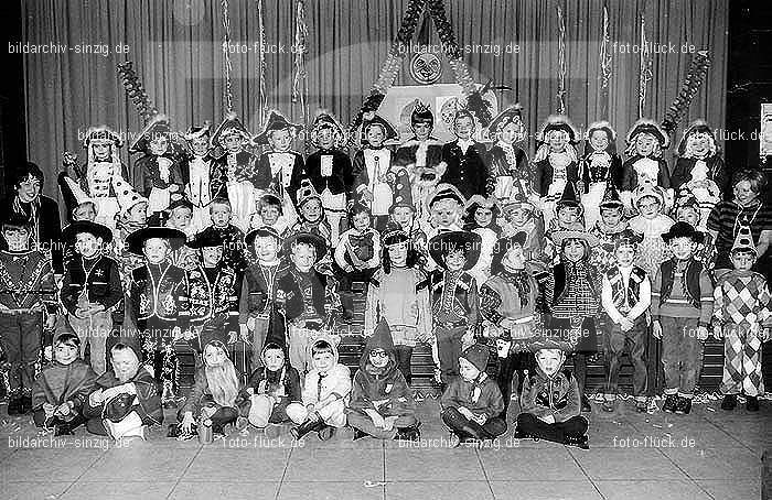 1971/1970 Karneval im Kath. Kindergarten St. Peter Sinzig: KRKTKNSTPTSN-015590