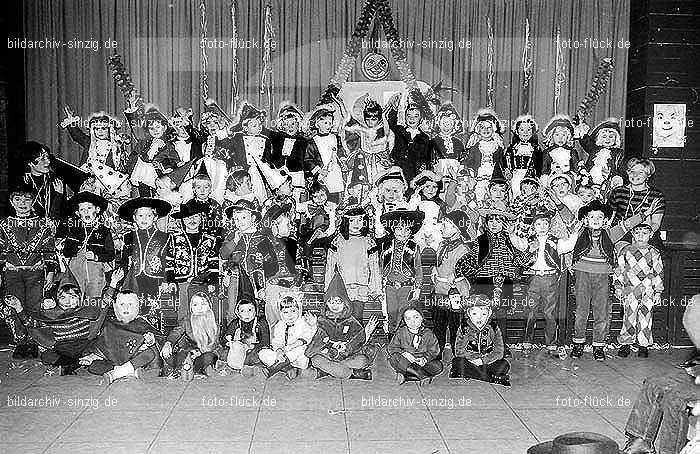 1971/1970 Karneval im Kath. Kindergarten St. Peter Sinzig: KRKTKNSTPTSN-015591