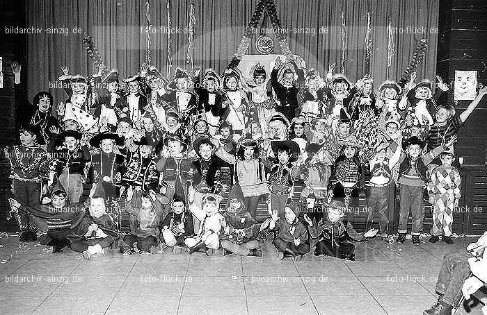 1971/1970 Karneval im Kath. Kindergarten St. Peter Sinzig: KRKTKNSTPTSN-015592