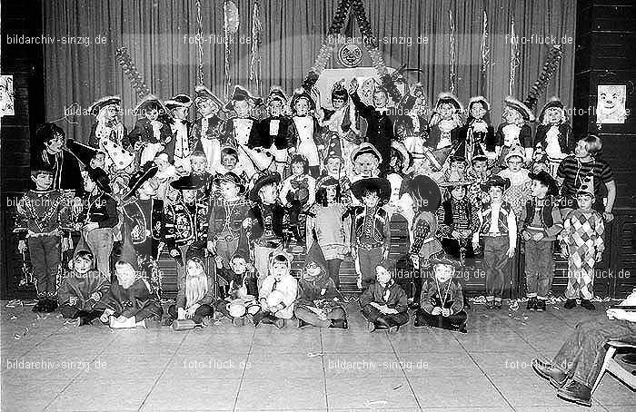 1971/1970 Karneval im Kath. Kindergarten St. Peter Sinzig: KRKTKNSTPTSN-015593