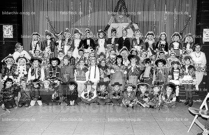 1971/1970 Karneval im Kath. Kindergarten St. Peter Sinzig: KRKTKNSTPTSN-015594