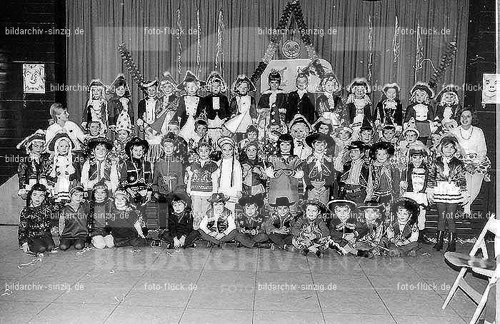 1971/1970 Karneval im Kath. Kindergarten St. Peter Sinzig: KRKTKNSTPTSN-015595