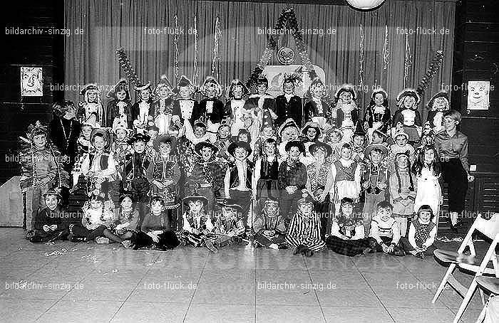 1971/1970 Karneval im Kath. Kindergarten St. Peter Sinzig: KRKTKNSTPTSN-015597