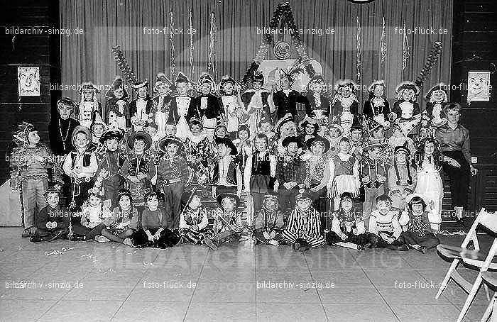 1971/1970 Karneval im Kath. Kindergarten St. Peter Sinzig: KRKTKNSTPTSN-015598