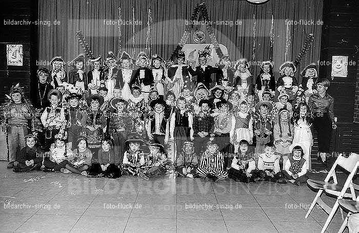 1971/1970 Karneval im Kath. Kindergarten St. Peter Sinzig: KRKTKNSTPTSN-015599