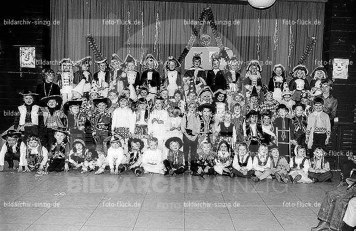 1971/1970 Karneval im Kath. Kindergarten St. Peter Sinzig: KRKTKNSTPTSN-015600