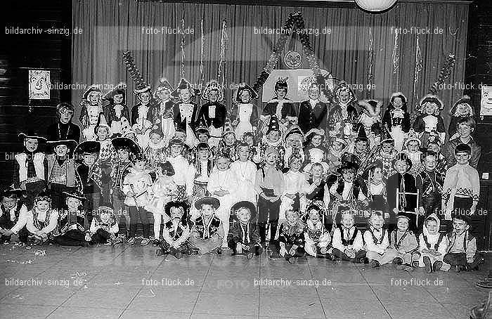 1971/1970 Karneval im Kath. Kindergarten St. Peter Sinzig: KRKTKNSTPTSN-015601