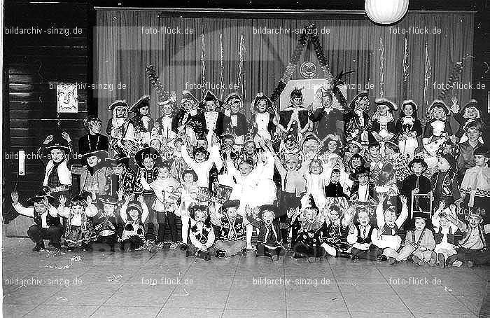1971/1970 Karneval im Kath. Kindergarten St. Peter Sinzig: KRKTKNSTPTSN-015602