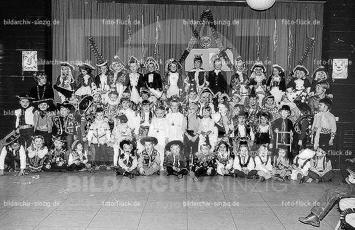 1971/1970 Karneval im Kath. Kindergarten St. Peter Sinzig: KRKTKNSTPTSN-015603