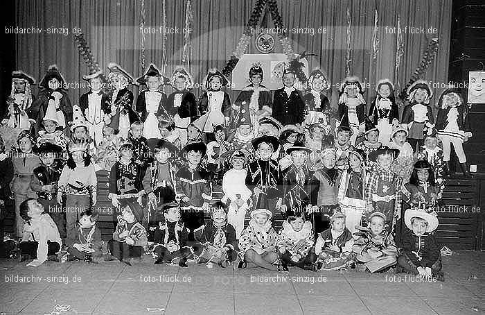 1971/1970 Karneval im Kath. Kindergarten St. Peter Sinzig: KRKTKNSTPTSN-015605