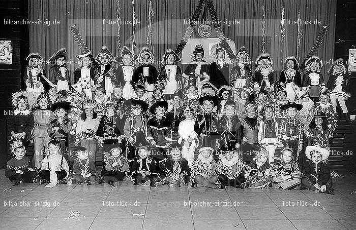 1971/1970 Karneval im Kath. Kindergarten St. Peter Sinzig: KRKTKNSTPTSN-015606