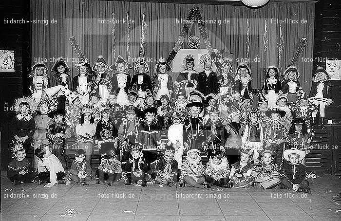 1971/1970 Karneval im Kath. Kindergarten St. Peter Sinzig: KRKTKNSTPTSN-015607