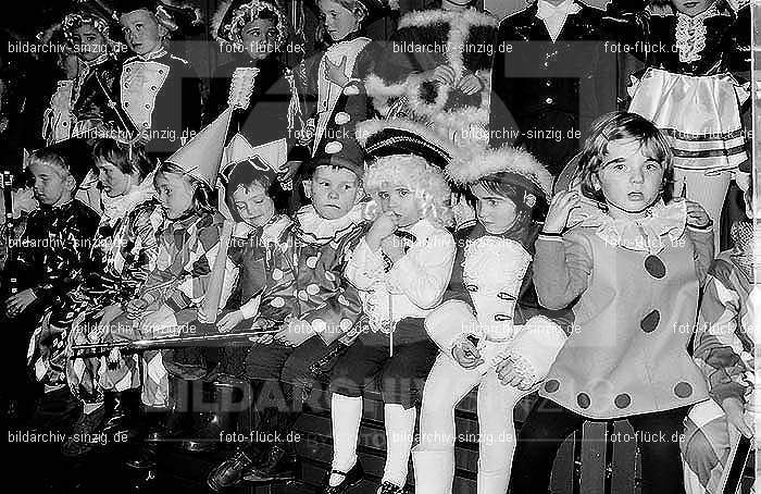 1971/1970 Karneval im Kath. Kindergarten St. Peter Sinzig: KRKTKNSTPTSN-015608