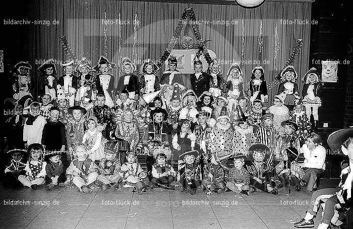 1971/1970 Karneval im Kath. Kindergarten St. Peter Sinzig: KRKTKNSTPTSN-015609
