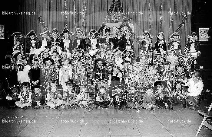 1971/1970 Karneval im Kath. Kindergarten St. Peter Sinzig: KRKTKNSTPTSN-015610