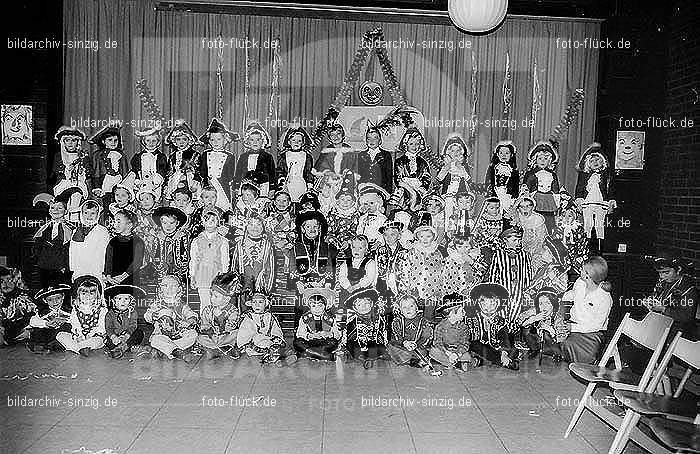 1971/1970 Karneval im Kath. Kindergarten St. Peter Sinzig: KRKTKNSTPTSN-015611