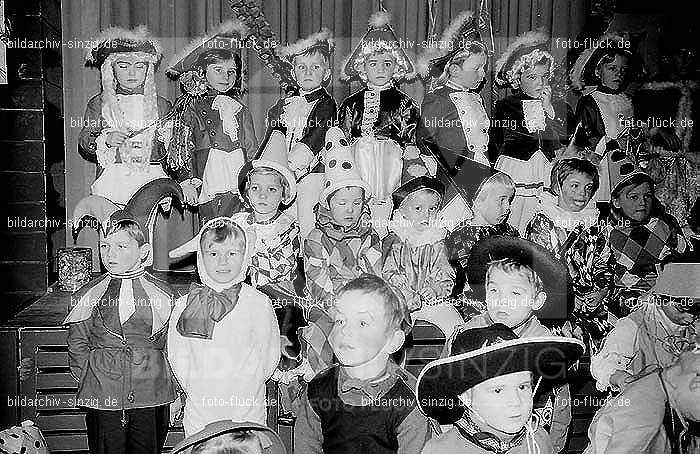 1971/1970 Karneval im Kath. Kindergarten St. Peter Sinzig: KRKTKNSTPTSN-015612