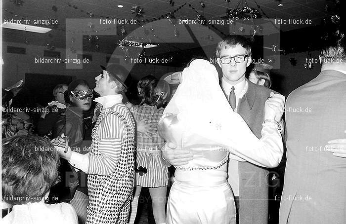 1970 Karnevalsfeier im Turnverein: KRTR-015638