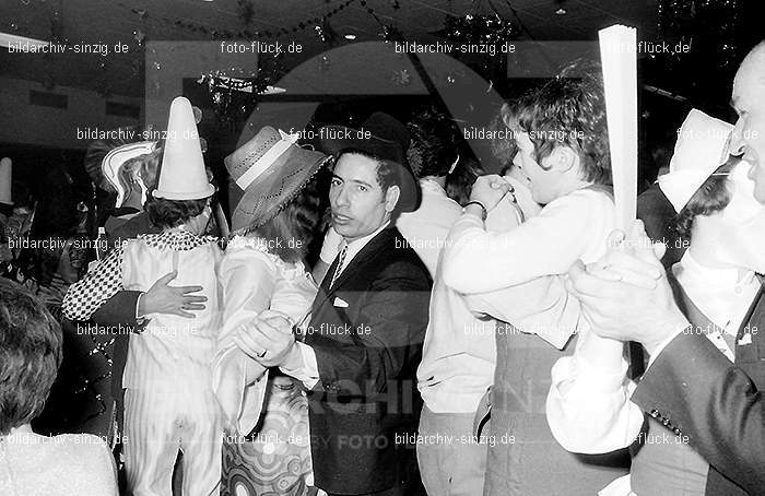 1970 Karnevalsfeier im Turnverein: KRTR-015640
