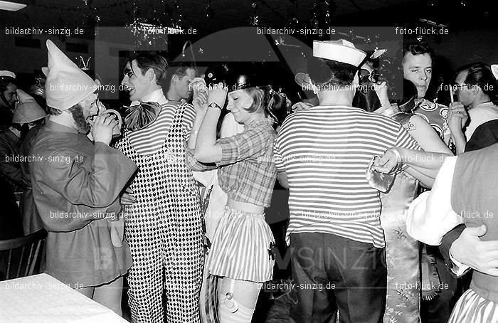 1970 Karnevalsfeier im Turnverein: KRTR-015643