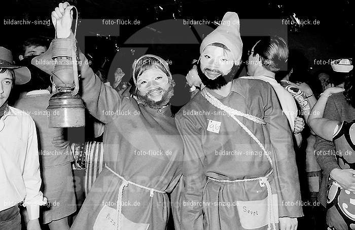 1970 Karnevalsfeier im Turnverein: KRTR-015646