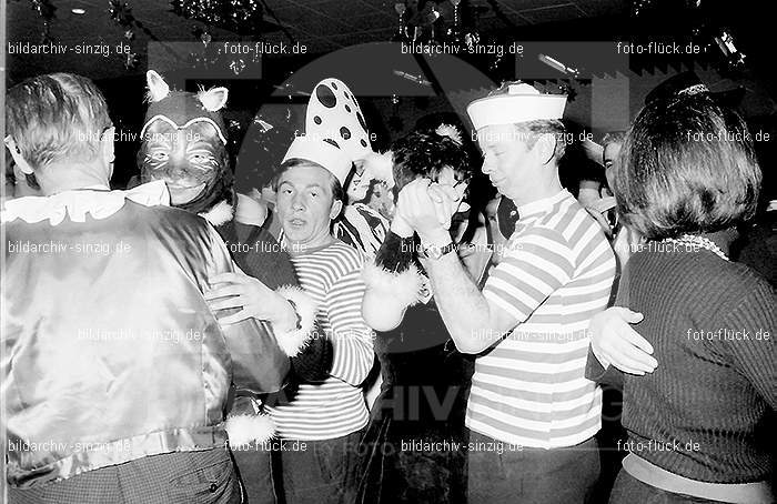 1970 Karnevalsfeier im Turnverein: KRTR-015648
