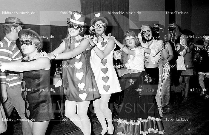 1970 Karnevalsfeier im Turnverein: KRTR-015660