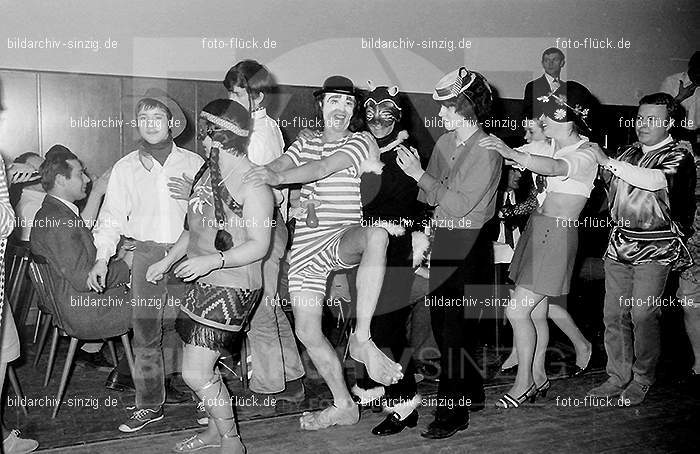 1970 Karnevalsfeier im Turnverein: KRTR-015661