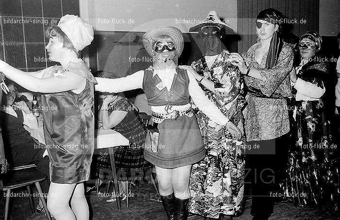 1970 Karnevalsfeier im Turnverein: KRTR-015665