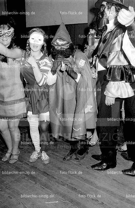 1970 Karnevalsfeier im Turnverein: KRTR-015667