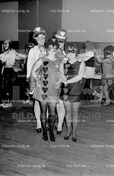 1970 Karnevalsfeier im Turnverein: KRTR-015669