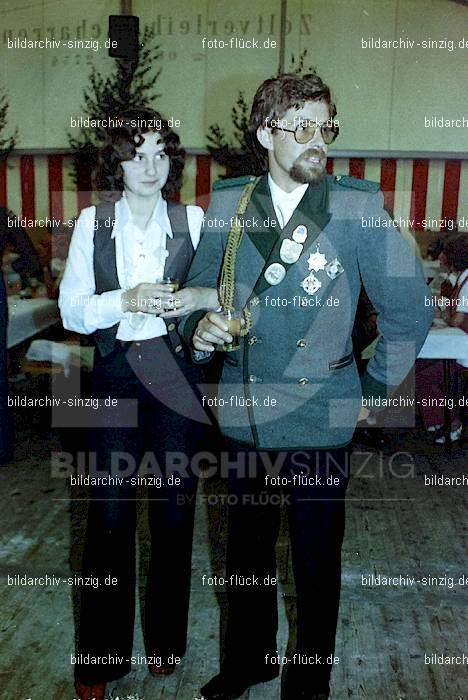 1977 -Sankt Josef Gesellschaft - Jusseps-Jonge im Zelt Kirmes Dienstag: SNJSGSJSJNZLKRDN-015711