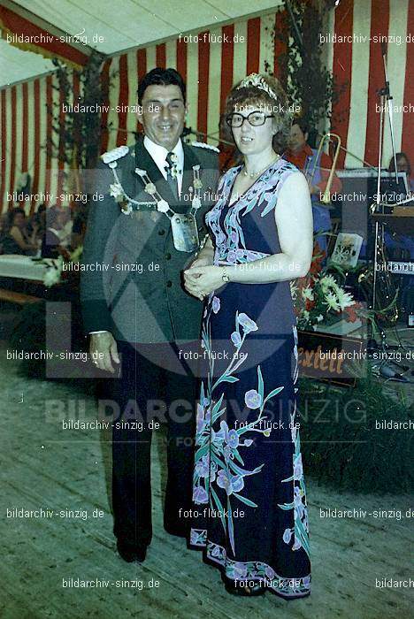 1977 -Sankt Josef Gesellschaft - Jusseps-Jonge im Zelt Kirmes Dienstag: SNJSGSJSJNZLKRDN-015713