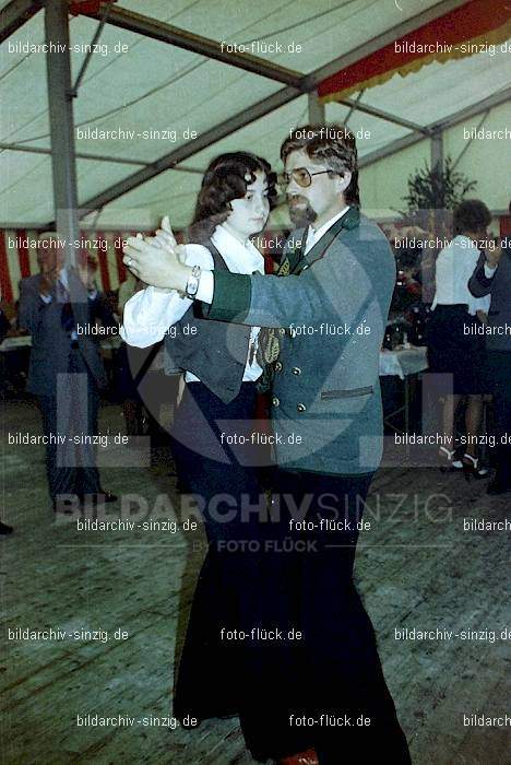 1977 -Sankt Josef Gesellschaft - Jusseps-Jonge im Zelt Kirmes Dienstag: SNJSGSJSJNZLKRDN-015715