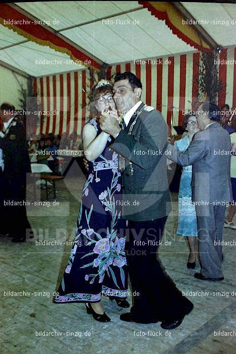 1977 -Sankt Josef Gesellschaft - Jusseps-Jonge im Zelt Kirmes Dienstag: SNJSGSJSJNZLKRDN-015718