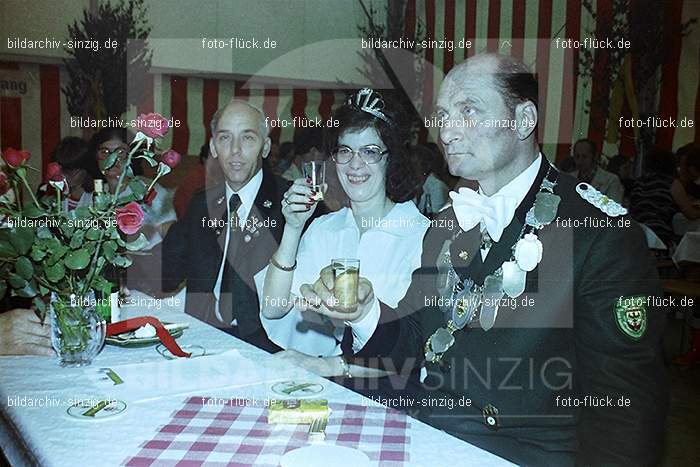 1977 -Sankt Josef Gesellschaft - Jusseps-Jonge im Zelt Kirmes Dienstag: SNJSGSJSJNZLKRDN-015719