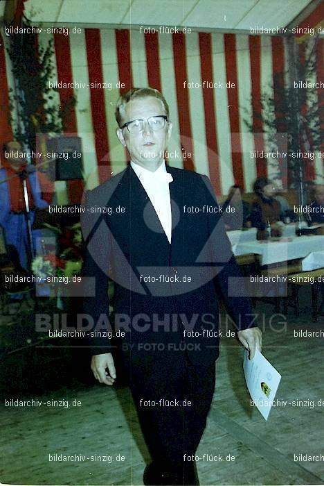 1977 -Sankt Josef Gesellschaft - Jusseps-Jonge im Zelt Kirmes Dienstag: SNJSGSJSJNZLKRDN-015720