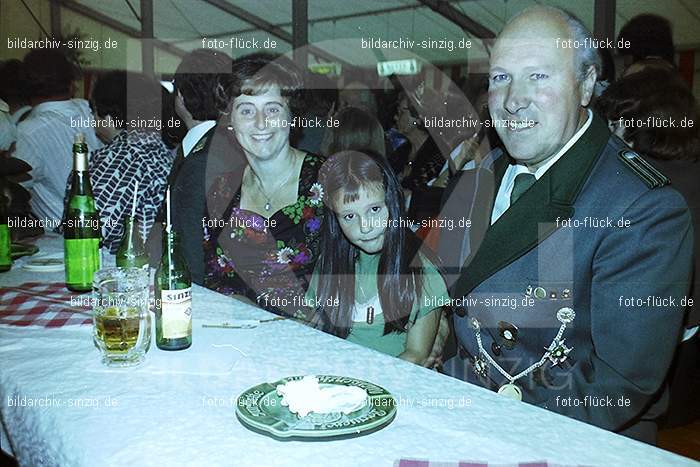 1977 -Sankt Josef Gesellschaft - Jusseps-Jonge im Zelt Kirmes Dienstag: SNJSGSJSJNZLKRDN-015721