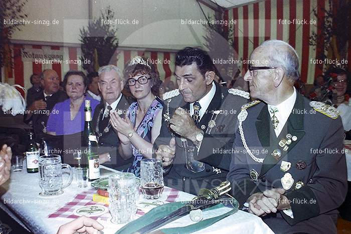 1977 -Sankt Josef Gesellschaft - Jusseps-Jonge im Zelt Kirmes Dienstag: SNJSGSJSJNZLKRDN-015724