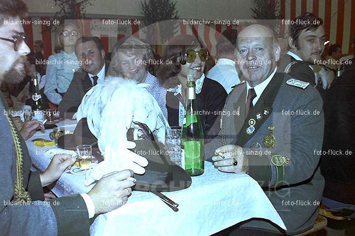 1977 -Sankt Josef Gesellschaft - Jusseps-Jonge im Zelt Kirmes Dienstag: SNJSGSJSJNZLKRDN-015727