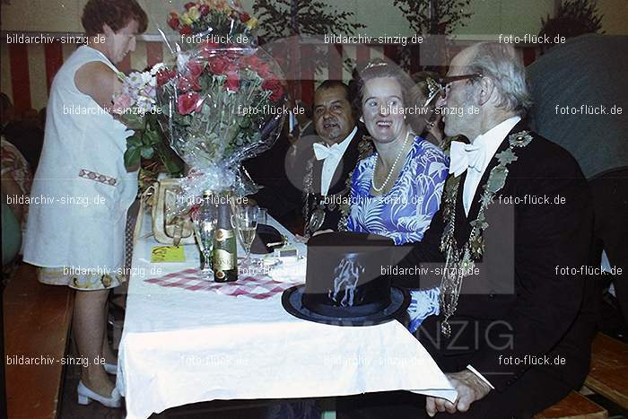 1977 -Sankt Josef Gesellschaft - Jusseps-Jonge im Zelt Kirmes Dienstag: SNJSGSJSJNZLKRDN-015730