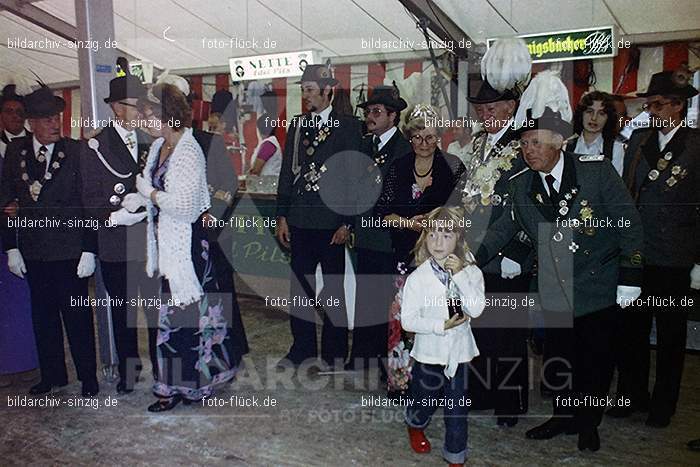 1977 -Sankt Josef Gesellschaft - Jusseps-Jonge im Zelt Kirmes Dienstag: SNJSGSJSJNZLKRDN-015732