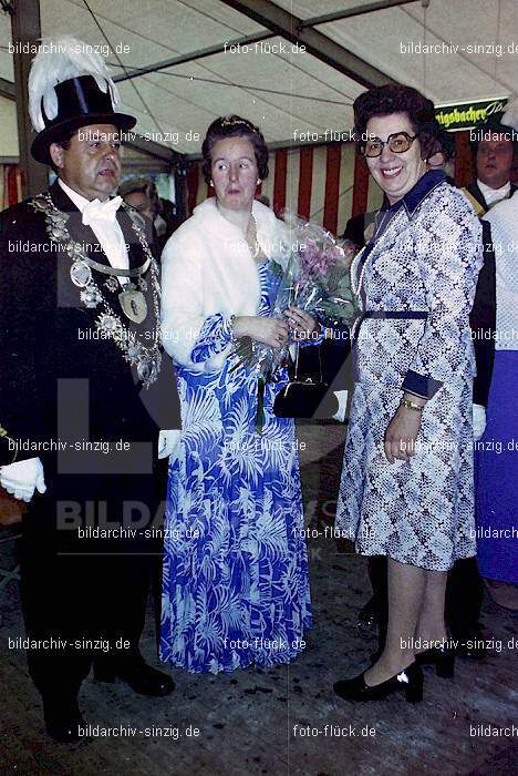 1977 -Sankt Josef Gesellschaft - Jusseps-Jonge im Zelt Kirmes Dienstag: SNJSGSJSJNZLKRDN-015733